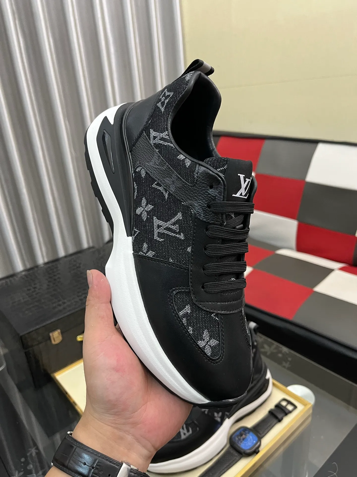 Men's shoes 💰458⌚️⌚️《Louis vuitton/LV Louis Vuitton》original quality.~ Unique modern style sneakers. 🏃A must-have casual shoe for trendy men😍😍 Original brand imported from Italy, imported original leather, cowhide lining (refuses to discolor and grind feet) sole: original sole provided by the original factory, French lazy style design ⚠️Fit to the feet, original quality, super comfortable original sole. Code number: 38-442️⃣Colors available